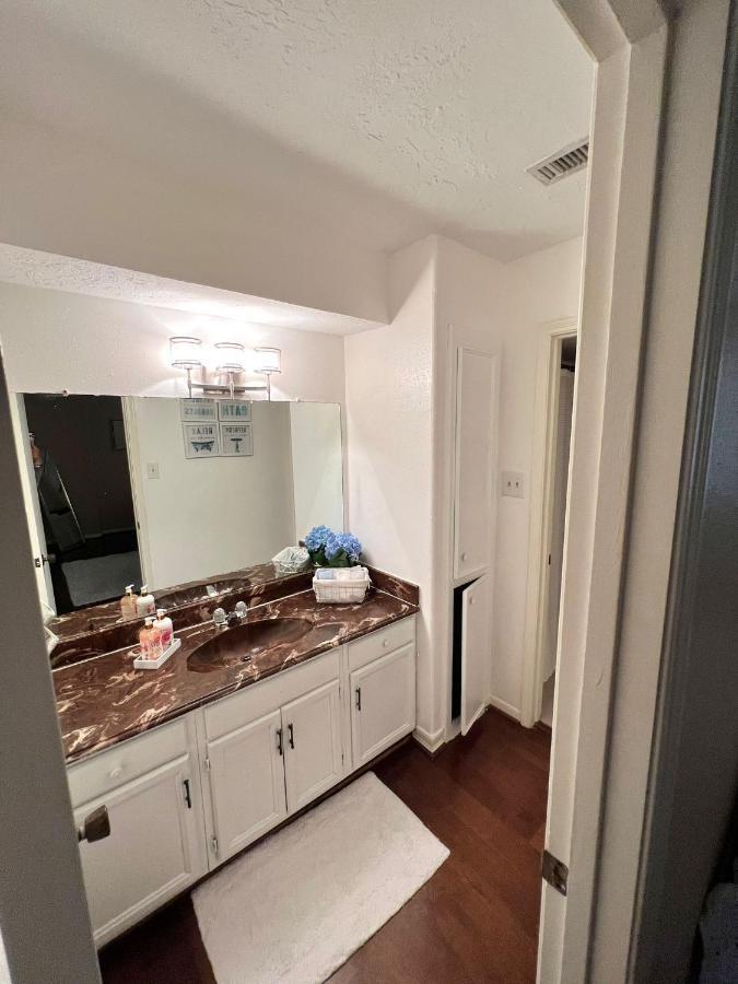 Centrally Located Houston Retreat! Sleeps 8, 10 Min To Downtown, Free Parking Leilighet Eksteriør bilde